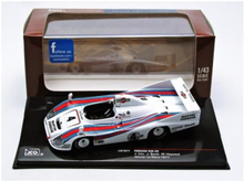 Miniatyrsamlingsbil - IXO 1/43 - PORSCHE 936 - Vinnare Le Mans 1977 - Vit / Röd / Blå - LM1977