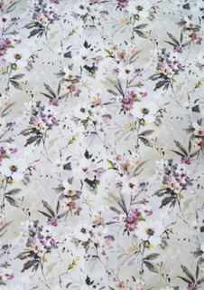 Malaga ett gardintyg/inredningstyg på metervara från Redlunds textil. Färg: Ljusbeige botten med ett tryckt blommönster i vitt, lila, rosa och svart.