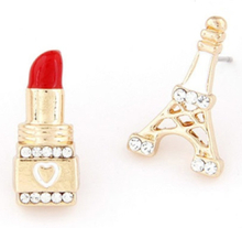 Goudkleurige asymmetrische oorstekers van lipstick en Eiffeltoren